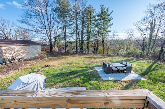 view of yard featuring an outdoor hangout area and a patio area