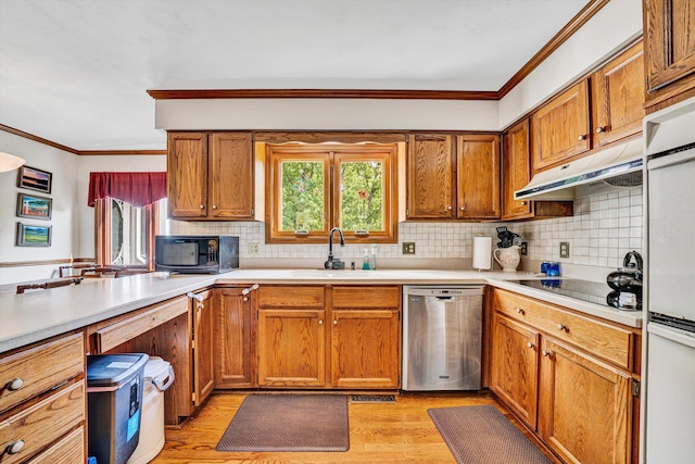 kitchen featuring a sink, light wood-style floors, backsplash, stainless steel dishwasher, and ornamental molding