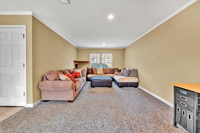 living room featuring crown molding, recessed lighting, baseboards, and carpet