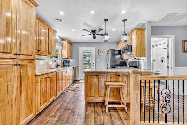 kitchen with ceiling fan, a sink, stainless steel appliances, a peninsula, and visible vents