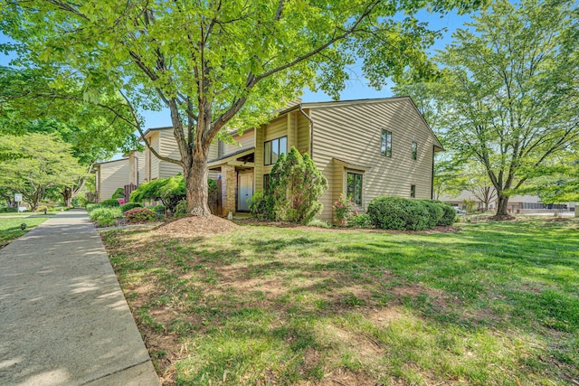view of front facade with a front yard