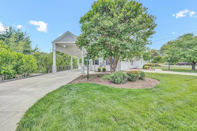 view of front facade with driveway and a carport