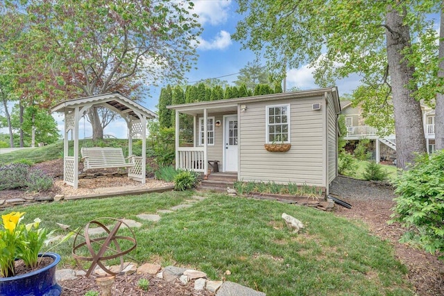 view of front of property with a front yard