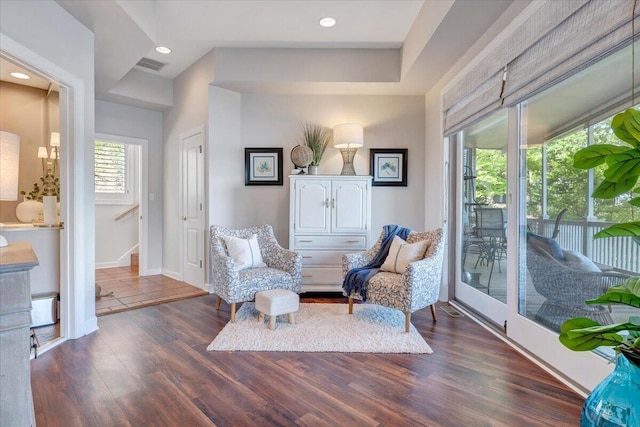 living area featuring recessed lighting, baseboards, visible vents, and wood finished floors