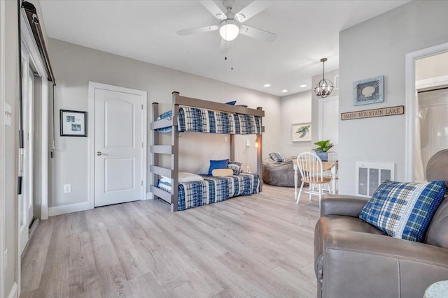 living room featuring a ceiling fan, recessed lighting, baseboards, visible vents, and wood finished floors