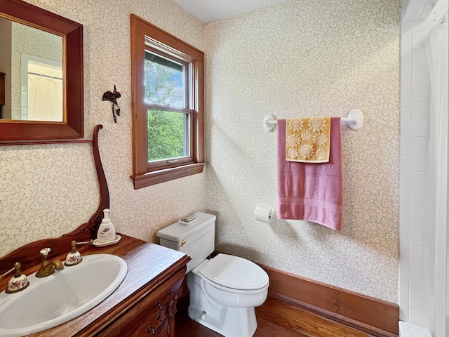 388 Hemlock Ridge Ln, Catawba, VA 24070 - full bath featuring wood finished floors, wallpapered walls, toilet, vanity, and a shower with curtain
