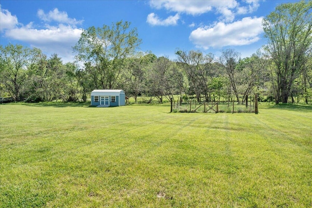 view of yard featuring an outdoor structure and a storage unit