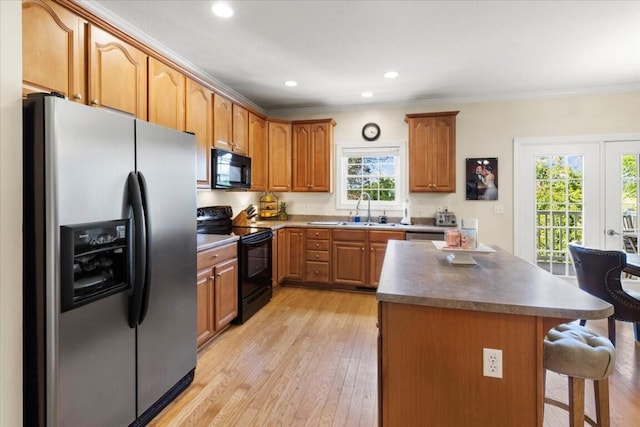 330 Sheliah Ct, Blacksburg, VA 24060 - kitchen with a breakfast bar, crown molding, black appliances, and light wood finished floors