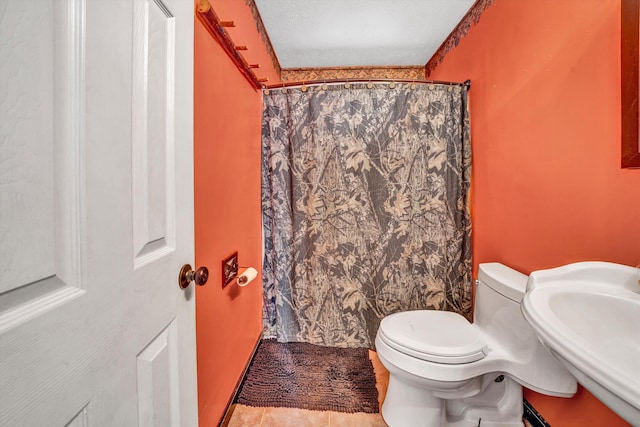 full bathroom featuring tile patterned flooring, a sink, a shower with shower curtain, and toilet