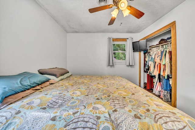bedroom featuring a ceiling fan, a closet, and a textured ceiling
