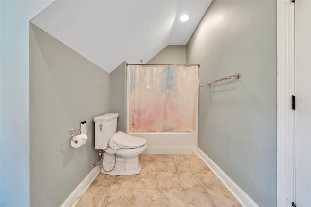 full bath with toilet, shower / bath combo with shower curtain, recessed lighting, baseboards, and lofted ceiling