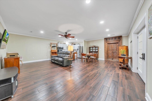 living room with dark wood finished floors, baseboards, ceiling fan, and recessed lighting