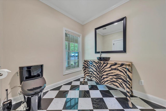 living area with crown molding and baseboards