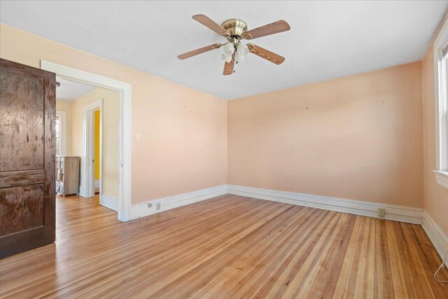 unfurnished room featuring light wood-style flooring, baseboards, and a ceiling fan