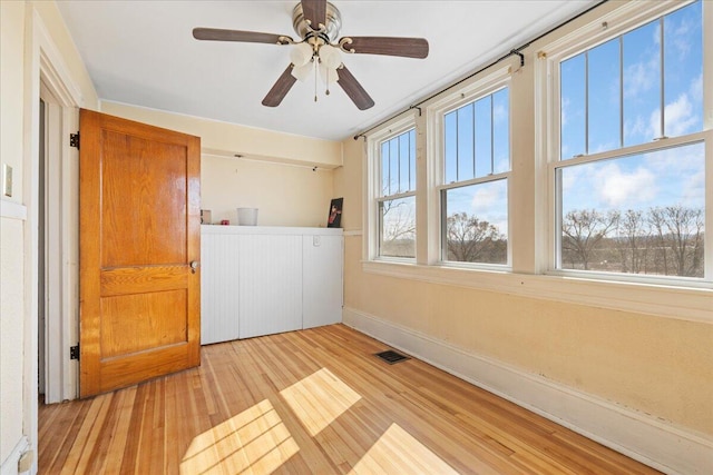 washroom featuring light wood-style flooring, baseboards, and ceiling fan