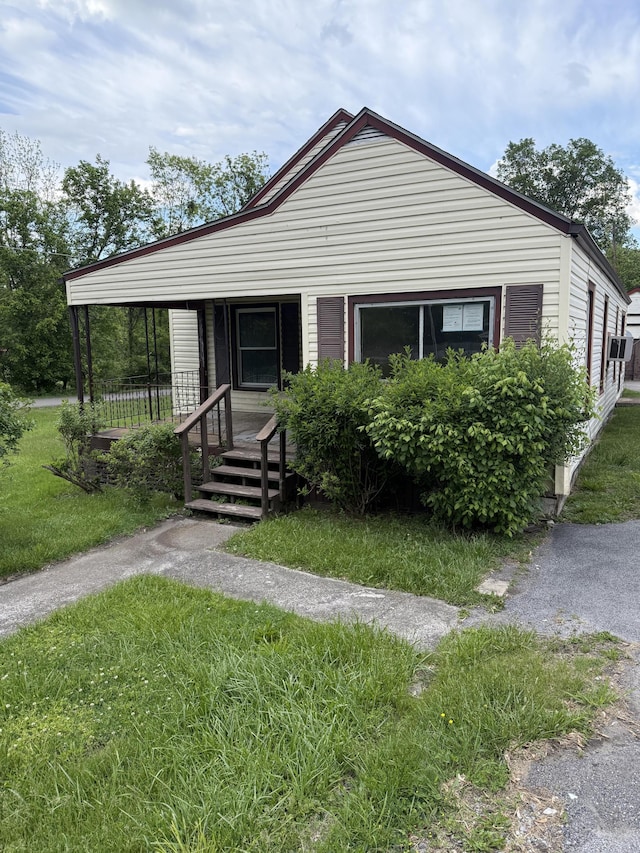 2807 S Carpenter Dr, Covington, VA 24426 - bungalow-style house with covered porch and a front lawn
