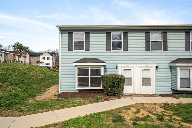 view of front facade with a front lawn