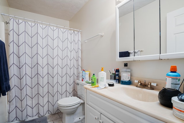 full bathroom featuring vanity, toilet, and a shower with shower curtain