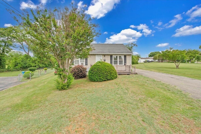 view of front of house with dirt driveway