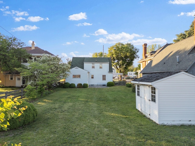 view of yard with a residential view and an outbuilding