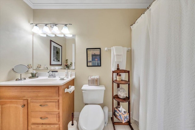full bath featuring crown molding, vanity, toilet, a shower with shower curtain, and baseboards