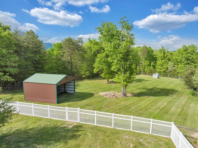 view of yard featuring a pole building and an outbuilding