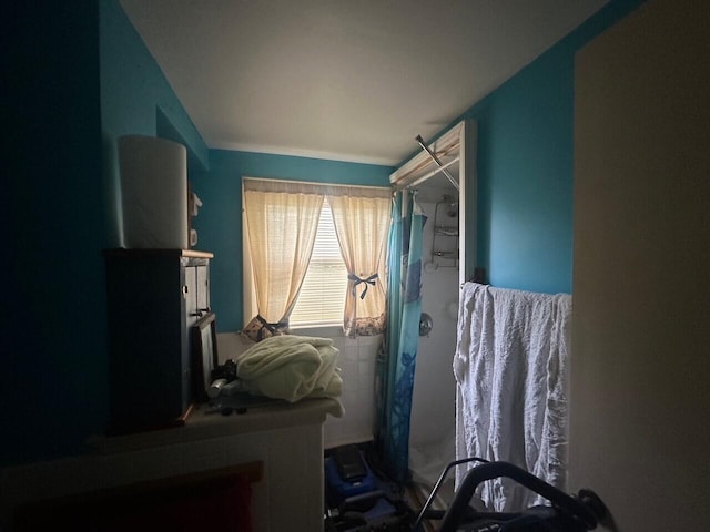 full bathroom with curtained shower