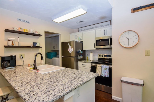 3279 Forest Ridge Rd, Roanoke, VA 24018 - kitchen featuring stainless steel appliances, a sink, white cabinets, a peninsula, and a breakfast bar area