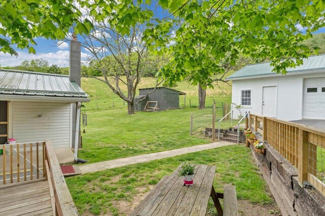 view of yard featuring an outdoor structure