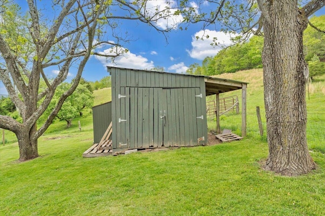 view of outdoor structure featuring an outbuilding