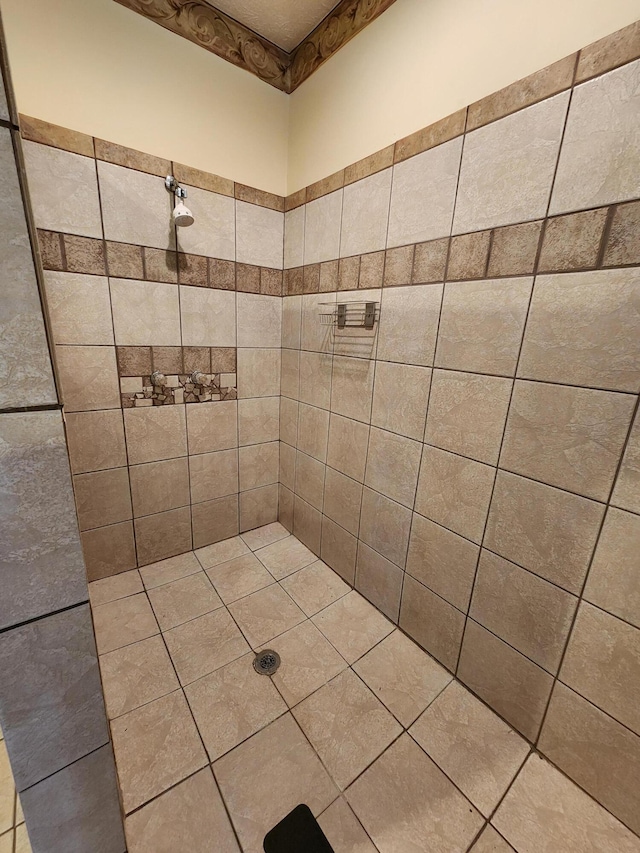 bathroom featuring a tile shower
