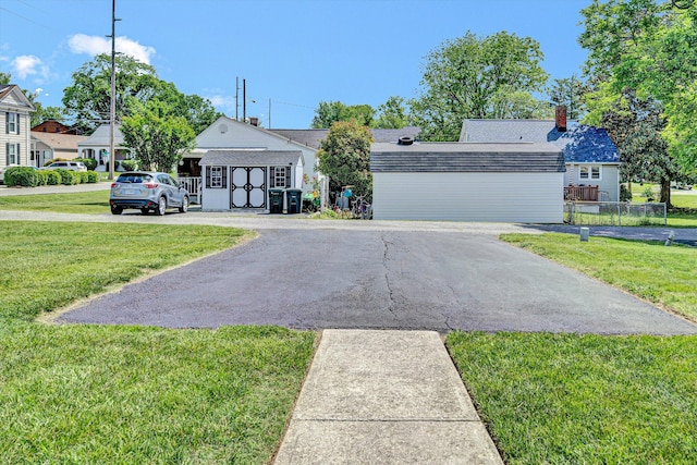 view of front of home featuring a front yard