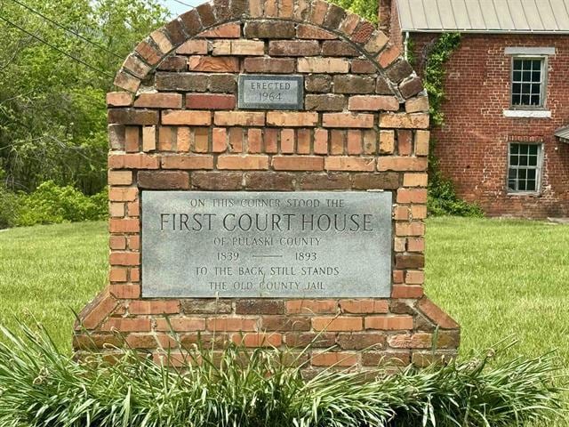 community / neighborhood sign with a yard