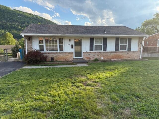 1433 Morehead Ave SE, Roanoke, VA 24013 - ranch-style house featuring brick siding and a front yard