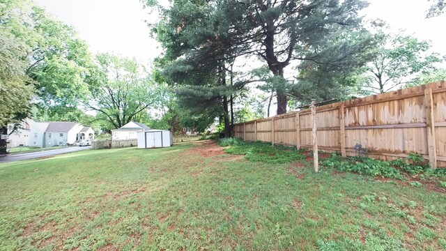 view of yard featuring a storage shed and an outdoor structure
