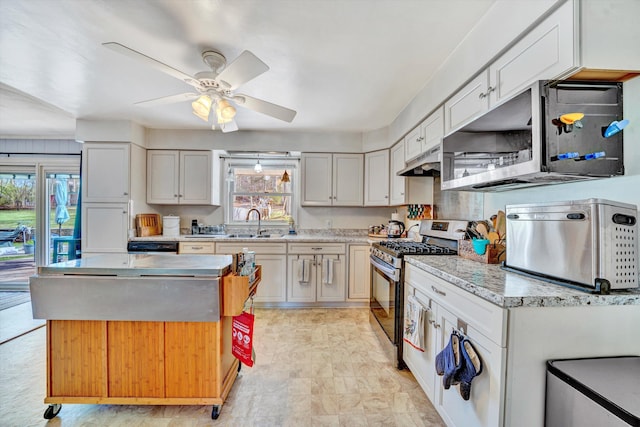 3553 Kidder Ln, Salem, VA 24153 - kitchen with stainless steel appliances, under cabinet range hood, ceiling fan, a sink, and a kitchen island