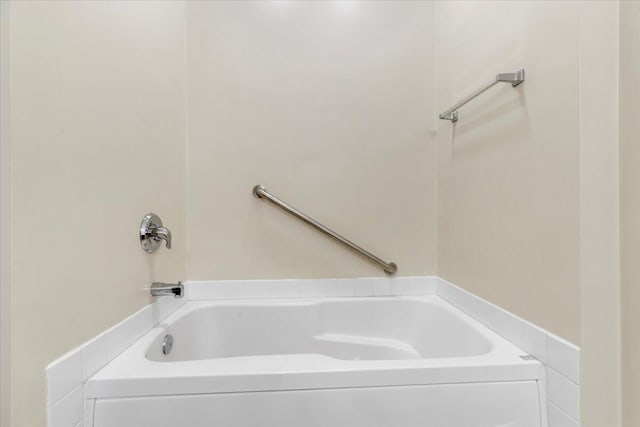 6618 Hartman Ct, Roanoke, VA 24019 - full bath featuring a tub