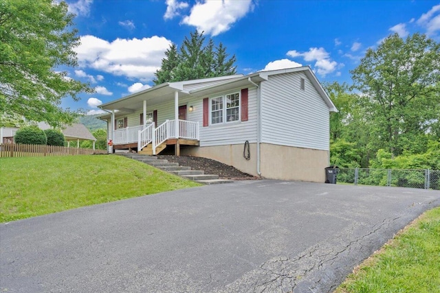 112 N Rome Dr, Roanoke, VA 24019 - ranch-style house featuring a porch