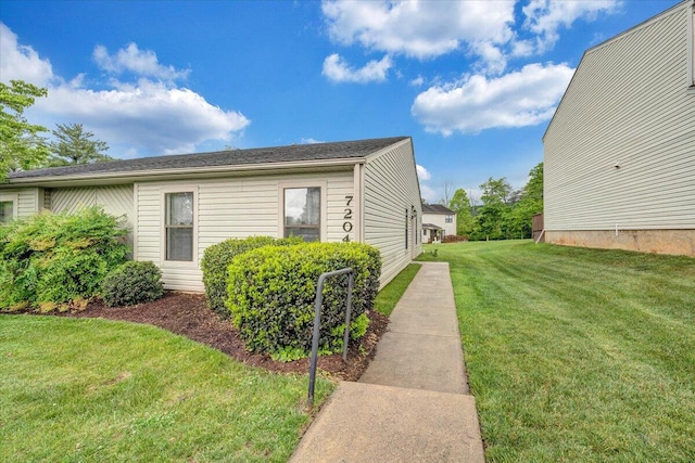 7204 Snowberry Cir, Roanoke, VA 24019 - view of side of property with a lawn