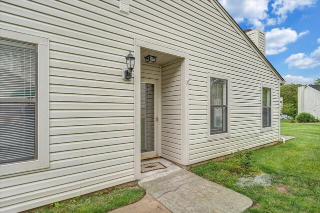 7204 Snowberry Cir, Roanoke, VA 24019 - property entrance featuring a chimney and a lawn