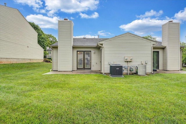 7204 Snowberry Cir, Roanoke, VA 24019 - back of house featuring central AC unit, a chimney, and a lawn