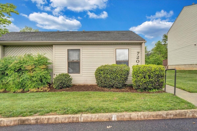 7204 Snowberry Cir, Roanoke, VA 24019 - view of side of home with a lawn
