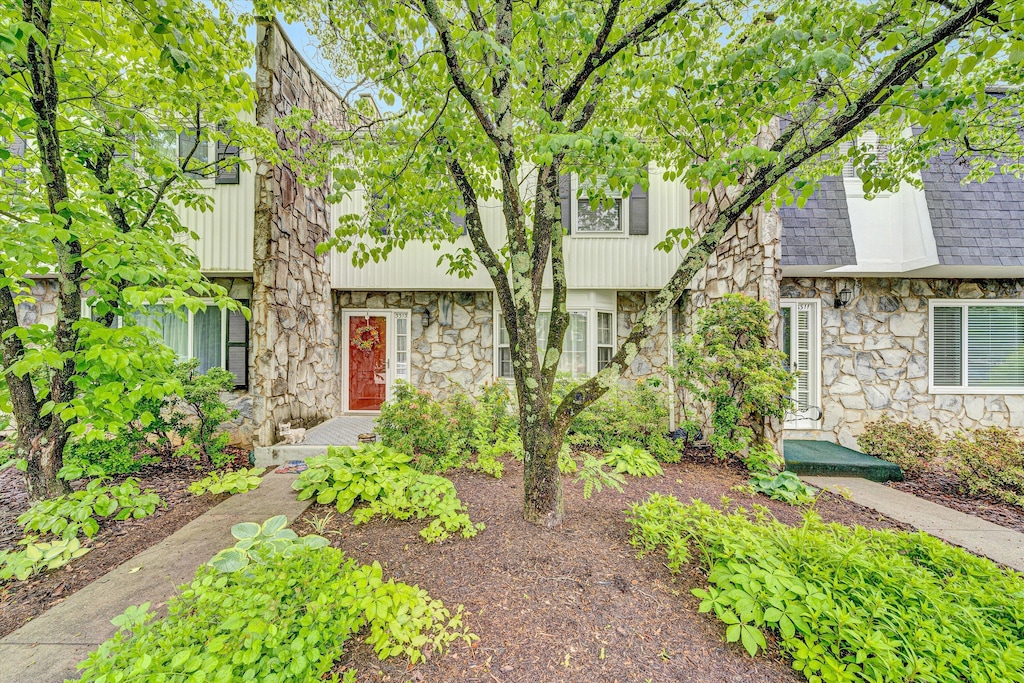 3313 Stonehenge Sq, Roanoke, VA 24018 - view of front of house with stone siding