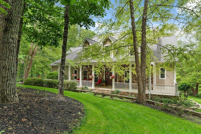 view of front facade featuring covered porch and a front lawn