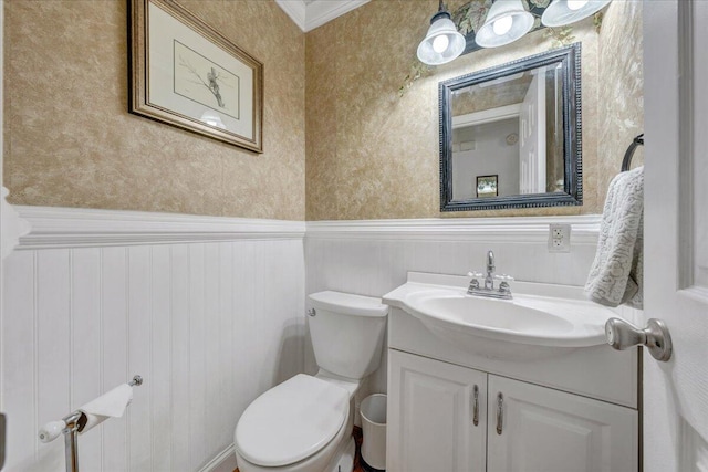 6553 Pencheck Cir, Roanoke, VA 24018 - bathroom with wainscoting, vanity, toilet, and wallpapered walls