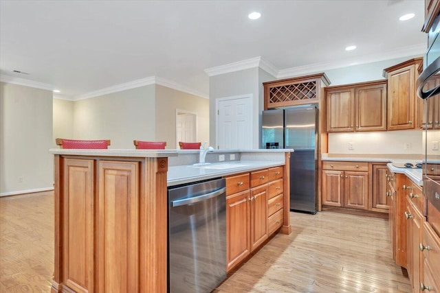 3326 Belshire Ct SW, Roanoke, VA 24014 - kitchen featuring stainless steel appliances, a sink, an island with sink, light wood finished floors, and light countertops