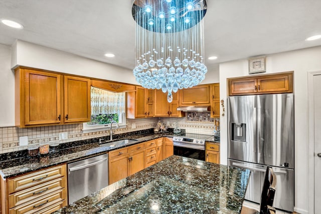 4434 Rosecrest Rd, Roanoke, VA 24018 - kitchen with stainless steel appliances, a sink, under cabinet range hood, a chandelier, and tasteful backsplash