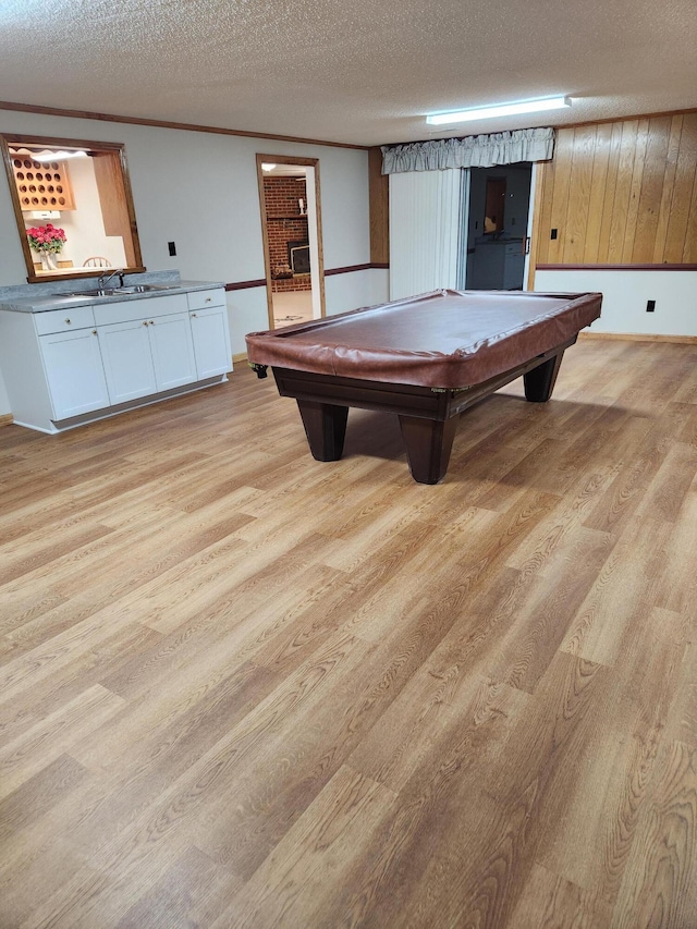 215 Overlook Rd, Vinton, VA 24179 - game room with light wood-style floors, a textured ceiling, pool table, and a sink