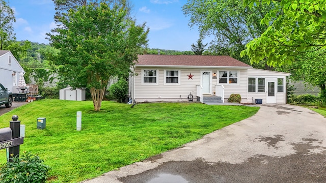 8574 Brubaker Dr, Roanoke, VA 24019 - view of front of home featuring a front yard and driveway