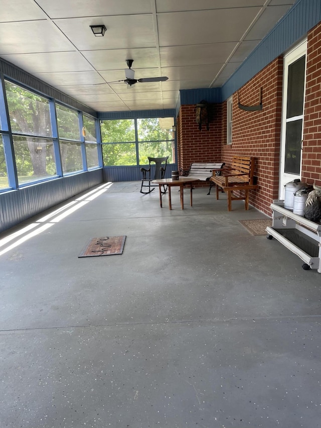 sunroom / solarium with a ceiling fan